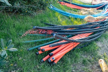 İnşaat Çimenindeki Renk Kodlama Boru Sistemi. Siper aşaması için hazır..