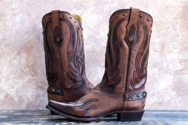 Zengin Kahverengi Deri Kovboy Çizmesi. Zarif dikişler ve kabartmalı batı desenleri.