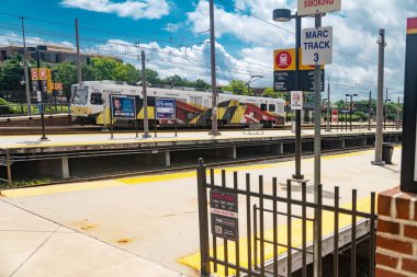 Baltimore sokaklarında bir elektrikli tren hareket ediyor. Baltimore 'da hafif tren ulaşımı,