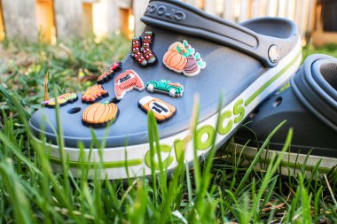 İfade tasarımlı timsah sandaletleri. Jibbitz ayakkabı ekleriName.