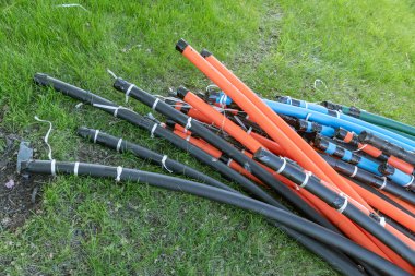 Modern Bağlantı için Renkli Faydalı Kablolar. İletişim sistemleri açılışı.