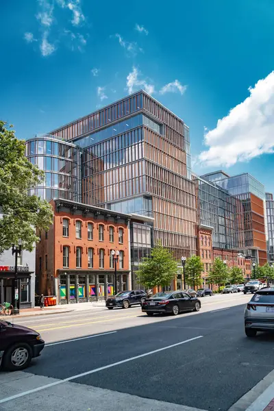 Washington 'da trafik olan sokak köşesi.