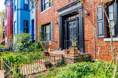Büyüleyici Capitol Hill konut mimarisi. Canlı cepheleri ve yapraklı kaldırımları var..