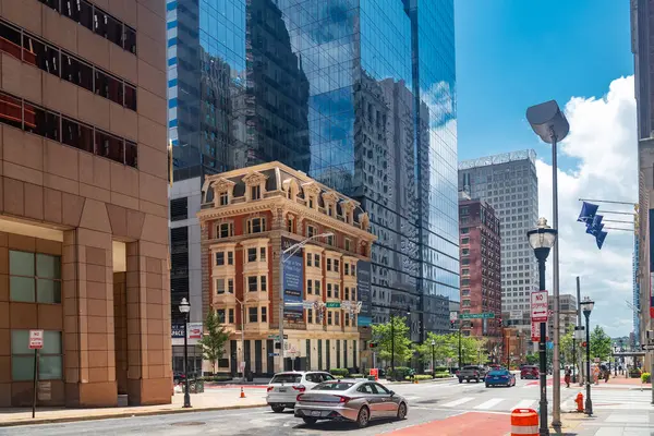 Baltimore şehir mimarisi ve sokak manzarası. Büyük bir doğu yakası şehrinde tarihi ve modern tasarım unsurlarını harmanlayan klasik şehir düzeni..