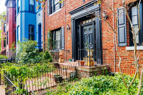 Büyüleyici Capitol Hill konut mimarisi. Canlı cepheleri ve yapraklı kaldırımları var..