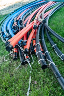 İnşaat Çimenindeki Renk Kodlama Boru Sistemi. Siper aşaması için hazır..