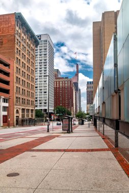 Baltimore şehir merkezinde yaz günü boş kaldırım ve ufuk çizgisi