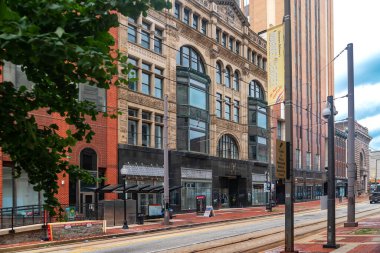 Ufuk çizgisi ve şehir merkezi mimarisi ile Baltimore Maryland 'e git.