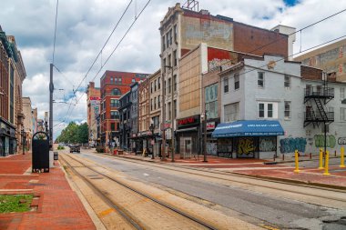 Baltimore şehir merkezinde yaz günü boş kaldırım ve ufuk çizgisi