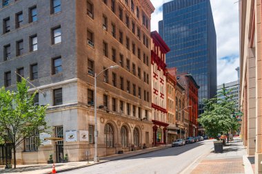 Baltimore şehir merkezinde ulaşım altyapısını ve dikey büyümeyi vurgulayan dengeli bir şehir manzarası.