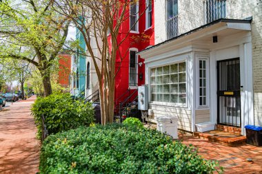 Sıcak renkler ve bahar yaprakları, Washington 'daki tarihi bir mahallenin karakterini vurguluyor..