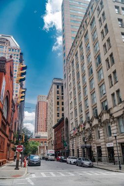 Ufuk çizgisi ve şehir merkezi mimarisi ile Baltimore Maryland 'e git.