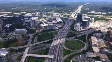 Modern binalar ve otoyollar sergilenen şehir manzarası Tyson 'lar.