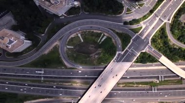 Urban Freeway kavşağında. Tysons, VA 'da karmaşık trafik altyapısı.
