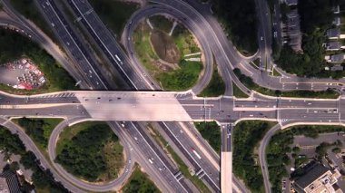 Virginia 'daki otobanın insansız hava aracı görüntüsü. 495 no 'lu otobanda seyahat ediyor. Tysons, VA 'da karmaşık trafik altyapısı.