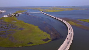 Körfez boyunca Doğa Koruma Alanı ve Chincoteague Kasabası 'na giden köprü. Hava görüntüsü. İnsansız hava aracı köprü boyunca ilerliyor.