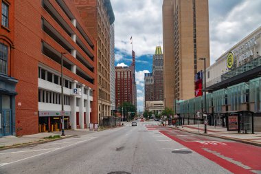 Baltimore 'da kırmızı tuğlalı park yeri ve iş kuleleri