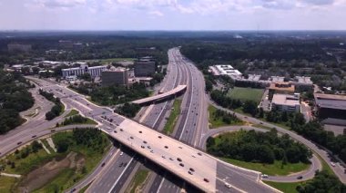 Tysonlar kavşakta ufuk çizgisi oluştururlar. Şehir planlama ve ulaşım merkezi. Kamera aşağı hareket ediyor.