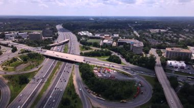 Virginia 'daki otobanın insansız hava aracı görüntüsü. 495 no 'lu otobanda seyahat ediyor. Tysons, VA 'da karmaşık trafik altyapısı.