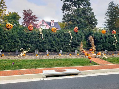 Evin önünde kafatasları, iskeletler ve balkabakları. Amerika 'da sonbahar bayramı.