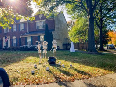 İskeletler evin önündeydi. Amerika 'da sonbahar bayramı.