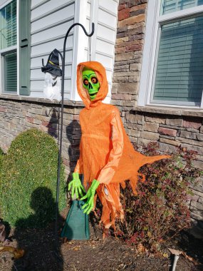 Evin önünde kafatasları ve iskeletler var. Amerika 'da sonbahar bayramı.