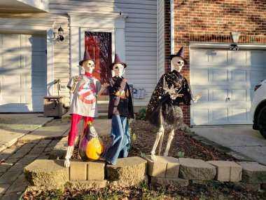 Cadılar Bayramı için dekore edilmiş bir evin eşiğindeki kafatasları..