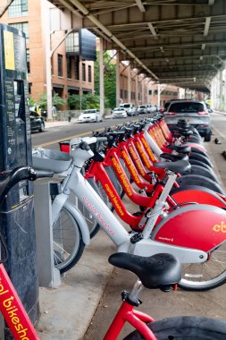 Washington D.C. şehir merkezindeki bir şarj istasyonunda elektrik bisikletleri turizm için popüler bir ulaşım aracı..