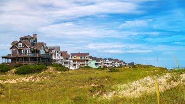 Manzaralı Kumullar ve Okyanus Manzarası - Kuzey Carolina Sahili. Turizm reklamları için klasik Outer Banks resimleri