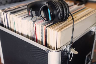 Nostaljik Müzik Ruh hali Kulaklığı Eski Okul Kayıtlarında Arkaplanda Hoparlörle.