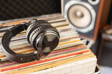 Nostaljik Müzik Ruh hali Kulaklığı Eski Okul Kayıtlarında Arkaplanda Hoparlörle.