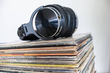 Nostaljik Müzik Ruh hali Kulaklığı Eski Okul Kayıtlarında Arkaplanda Hoparlörle.