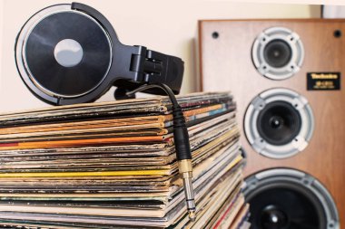 Nostaljik Müzik Ruh hali Kulaklığı Eski Okul Kayıtlarında Arkaplanda Hoparlörle.