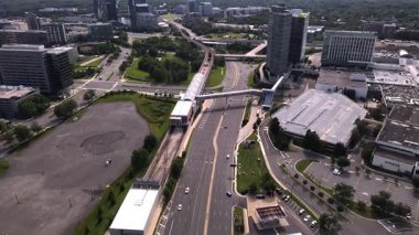 Downtown Tysons, Virginia 'daki modern binalar. Ofisler ve gökdelenler. Drone videosu.