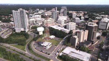Tysons, Virginia şehir merkezinin mimarisi. Gökdelenler, duvarlar ve binaların cepheleri. Yukarıdan görüntüle.
