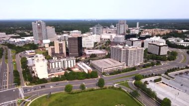 Washington 'ın banliyölerinin modern mimarisi. Tysons, Virginia şehir merkezi. Drone videosu.