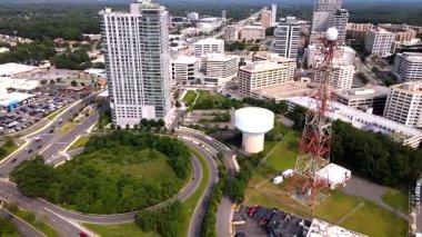 Downtown Tysons, Virginia 'daki modern binalar. Ofisler ve gökdelenler. Drone videosu.