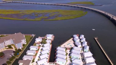 Atlantik Körfezi kıyısındaki otellerin ve yerleşim yerlerinin insansız hava aracı panoraması. Drone görünümü.