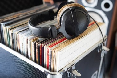 Vinil Kayıt 'taki Retro Kulaklıklar Müzik Aşıkları Vintage Koleksiyonu.