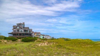 Outer Banks 'de Sunny Beach Günü. Iconic Carolina kıyı şeridi canlı gökyüzünün altında.