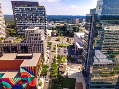Tysons, Virginia şehir merkezinin mimarisi. Gökdelenler, duvarlar ve binaların cepheleri. Yukarıdan görüntüle