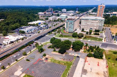 Kuzey Virgini 'de ulaşım altyapısı ve yerleşim bölgeleri olan kentsel ufuk çizgisi