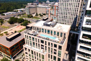 Washington 'ın banliyölerinin modern mimarisi. Tysons, Virginia şehir merkezi..