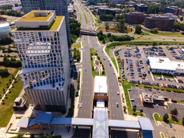 İnsansız hava aracının yüksekliğinden modern şehir. Mimarlık, metro, yollar ve park yeri.