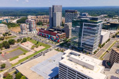 Virjinya 'da modern bir şehir. Gökdelenler, yollar ve otoparklar.