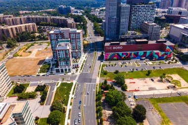 Virjinya 'nın merkezindeki modern şehir. Gökdelenler, Yollar ve Otoparklar.