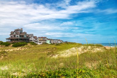 Manzaralı Kumullar ve Okyanus Manzarası - Kuzey Carolina Sahili. Atlantik kıyısındaki tenha yazlık evler.