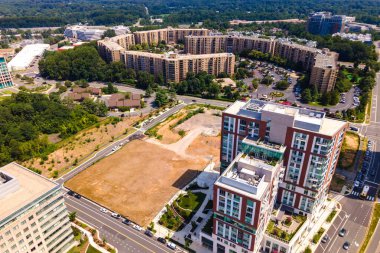 Downtown Tysons, Virginia 'daki modern binalar. Ofisler ve gökdelenler. Drone videosu