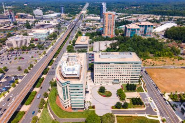 Tysons Virginia 'nın metro hattı ve modern binaları yaz mevsimi altında.