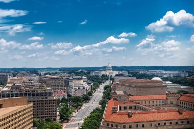 Washington D.C. 'deki ünlü Capitol Binası. Şehir silueti yukarıdan yükseliyor..